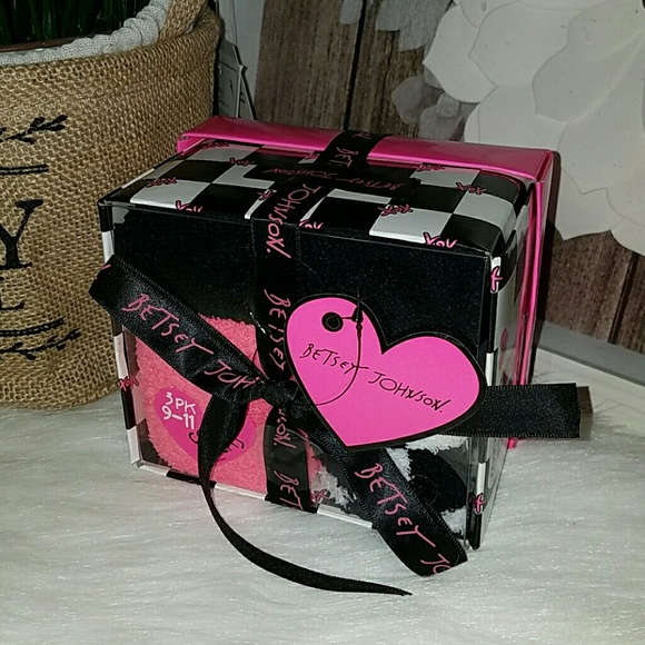 Betsey Johnson cozy socks set of 3 - Picture 2 of 4